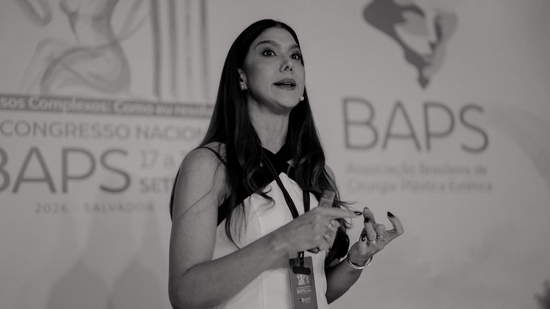 Roberta Ribeiro palestrando em um congresso
